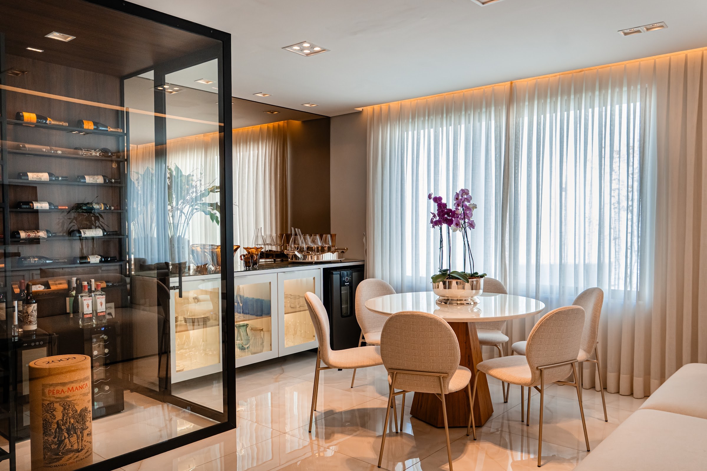 Rominho: sala de jantar e adega integradas